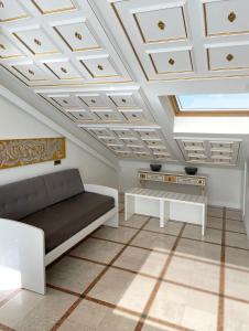 a living room with a couch and a coffered ceiling at Opera Arte Rooms in Porto Recanati