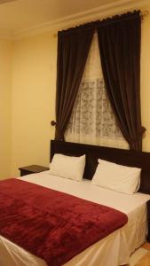 a bedroom with a large bed with a window at العييرى للوحدات المفروشة تبوك6 in Tabuk