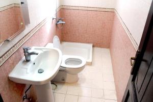 a bathroom with a toilet and a sink at العييرى للوحدات المفروشة تبوك6 in Tabuk