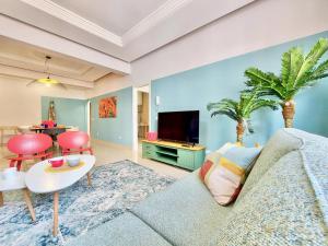 Televízia a/alebo spoločenská miestnosť v ubytovaní Aromas Suites Apartments