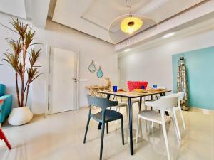 Posedenie v ubytovaní Aromas Suites Apartments