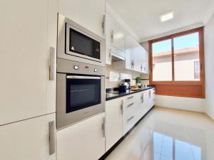 Kuchyňa alebo kuchynka v ubytovaní Aromas Suites Apartments