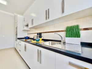 Kuchyňa alebo kuchynka v ubytovaní Aromas Suites Apartments