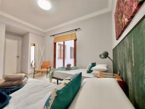 Posteľ alebo postele v izbe v ubytovaní Aromas Suites Apartments