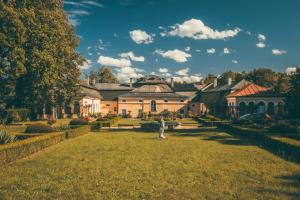 a large house with a statue in the middle of a yard at Zamek Usobi in Úsobí