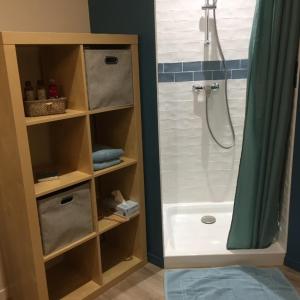 Bathroom sa Chambre dans dépendance Maison de Ville + abri vélos