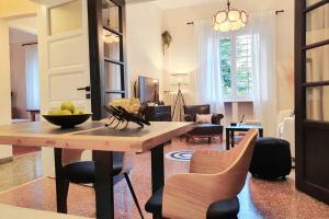 Posedenie v ubytovaní COZY Stylish Apt., 800m to METRO, 2min to Highway
