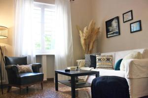 Posedenie v ubytovaní COZY Stylish Apt., 800m to METRO, 2min to Highway