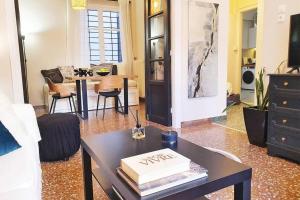 Posedenie v ubytovaní COZY Stylish Apt., 800m to METRO, 2min to Highway