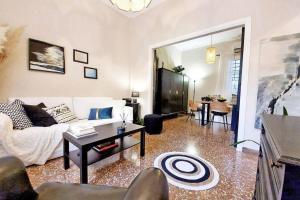 Posedenie v ubytovaní COZY Stylish Apt., 800m to METRO, 2min to Highway