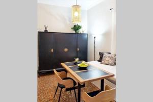 Posedenie v ubytovaní COZY Stylish Apt., 800m to METRO, 2min to Highway