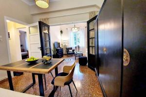 Posedenie v ubytovaní COZY Stylish Apt., 800m to METRO, 2min to Highway