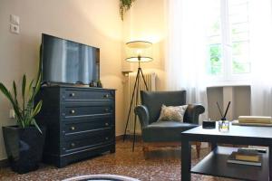 Televízia a/alebo spoločenská miestnosť v ubytovaní COZY Stylish Apt., 800m to METRO, 2min to Highway