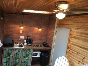 Afbeelding uit fotogalerij van #1 cabin Tiny house with kitchen equipped with essentials near at the Volcano Park in Pahoa