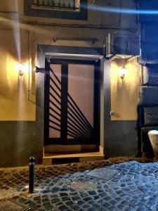 una porta in un muro con delle luci sopra di Amore Napoletano a Napoli