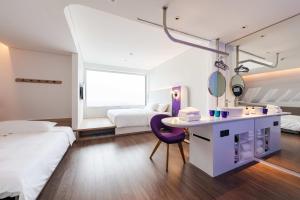 Bắc GiangTru by Hilton Bac Giang City Centre的酒店客房设有两张床、一个梳妆台和水槽 更多23张照片