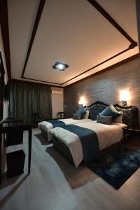 非斯的住宿－Hôtel Fès Inn & SPA，大卧室配有一张带蓝色枕头的大床