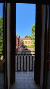 eine offene Tür zu einem Balkon mit Straßenblick in der Unterkunft Casa Santa Caterina e Sant Antonio in Padua