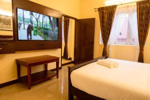 Giường trong phòng chung tại Aakash Rooms and Cottages,