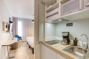 Кухня или мини-кухня в Appart'City Confort Paris Clichy - Mairie
