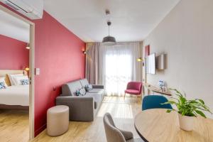 Кровать или кровати в номере Appart'City Confort Paris Clichy - Mairie