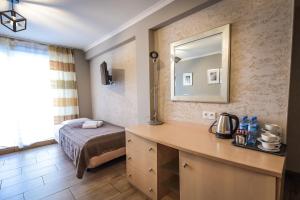 sypialnia z łóżkiem i biurkiem z lustrem w obiekcie Aparthotel WADOWICE & Hostel GENERY w Wadowicach