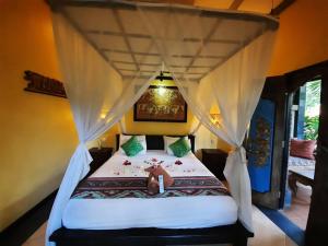 Postel nebo postele na pokoji v ubytování Tirta Sari Bungalow + 37 fotografií