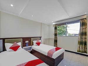 Un pat sau paturi într-o cameră la OYO 90487 Wisma Kuta Karang Baru