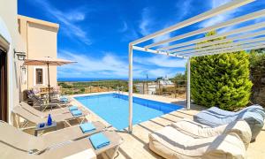Bazén v ubytování Cretan Sunny Villa nebo v jeho okolí