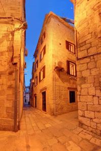 un callejón en un viejo edificio de piedra en Apartments & Rooms As en Vis