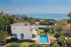 Bazén v ubytování Casa Linda Great Located Beach House in Marbella nebo v jeho okolí