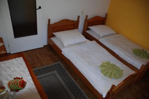 two twin beds in a room with a tv at Ośrodek Wypoczynkowy Pod Stokiem in Karpacz