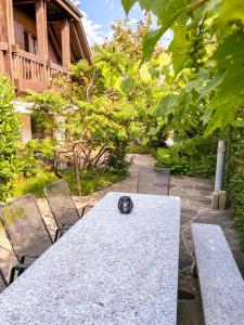 Magnifique villa proche du lac de Morat في مورتين: طاولة وكراسي في حديقة عليها شمعة