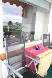 グレーミッツにあるStrandschloss, Whg 26のテーブル、窓(テーブル、椅子付)が備わります。
