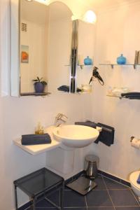 La salle de bains est pourvue d'un lavabo et d'un miroir. dans l'établissement Strandschloss, Whg 26, à Grömitz