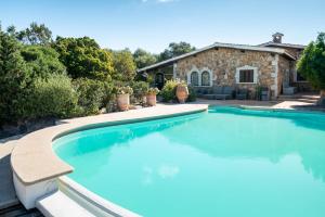 una piscina di fronte a una casa di Esclusiva Villa con piscina a Porto Rotondo