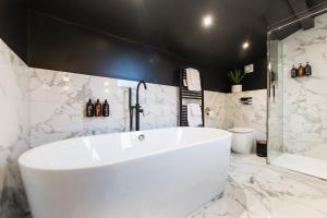ห้องน้ำของ Craven by Casa Del Artista - 4 Bedroom Luxury House - Skipton
