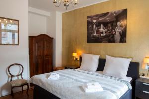 a bedroom with a bed with two towels on it at fewo1846 - Royal Suite - Stilvolle Wohnung mit 2 Schlafzimmern im Stadtzentrum in Flensburg