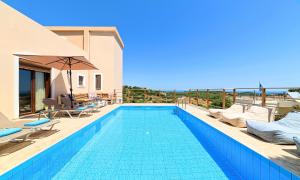 Bazén v ubytování Cretan Sunny Villa nebo v jeho okolí
