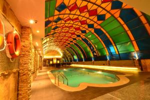 Ofoq Al Raha Hotel Apartment tesisinde veya buraya yakın yüzme havuzu