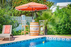 Bazén v ubytování Casa Linda Great Located Beach House in Marbella nebo v jeho okolí