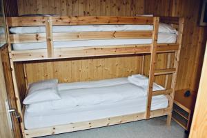 Tempat tidur susun dalam kamar di Chalet Le Jeuna