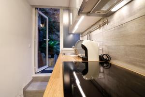 a bathroom with a sink and a window at CasaViva - Elegante casa con dehors a Camogli in Camogli +16 photos