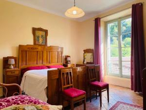トレメッツォにあるCasa Victoriaのベッドルーム1室(ベッド1台、椅子、窓付)