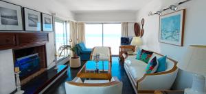 Posezení v ubytování Penthouse Céntrico con Vista al Mar, Parrilla Privada y Terraza Espaciosa