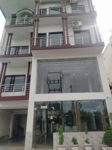 una vista exterior de un edificio con ventanas y plantas en Hotel Geeta Residency Haridwar, en Haridwar
