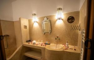 Koupelna v ubytování RIAD LOUDAYA AND SPA