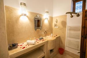Koupelna v ubytování RIAD LOUDAYA AND SPA