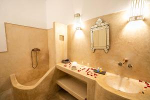 Koupelna v ubytování RIAD LOUDAYA AND SPA