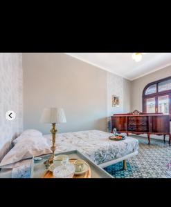1 dormitorio con 1 cama y 1 mesa con lámpara en EN EL CORAZÓN DE HUESCA, en Huesca